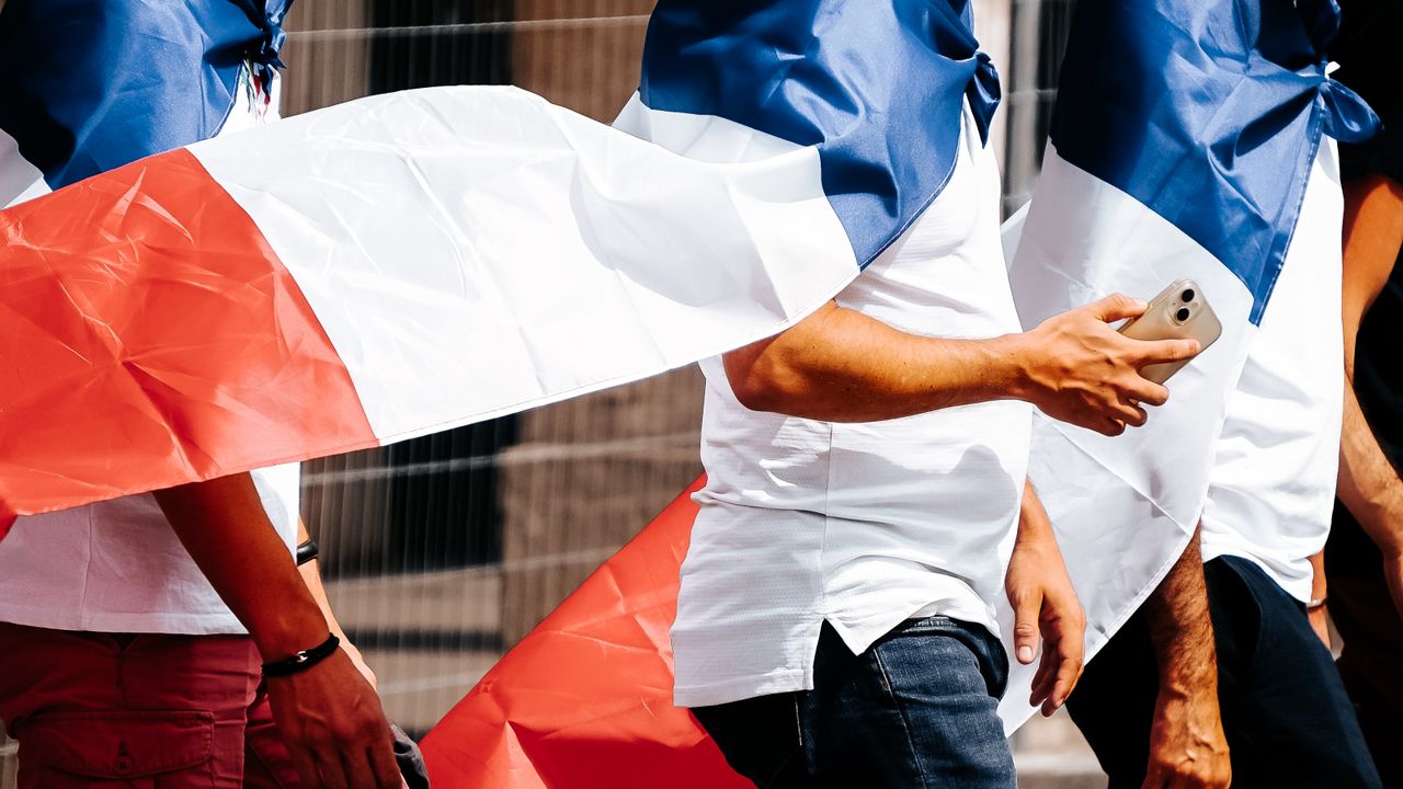 Supporters français enveloppés dans le drapeau tricolore lors de la Coupe du Monde 2026
